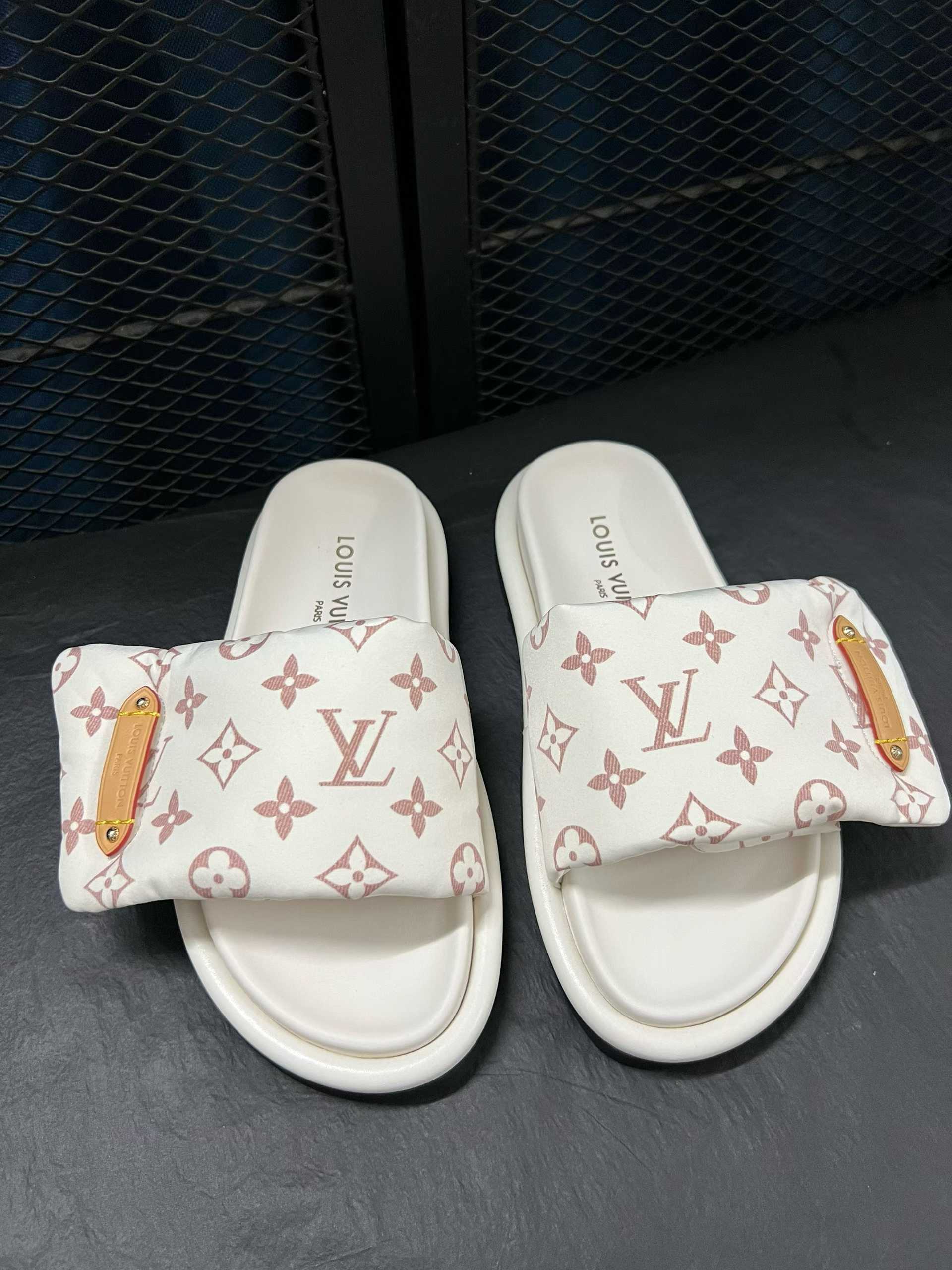 LV Pool Pillow Comfort