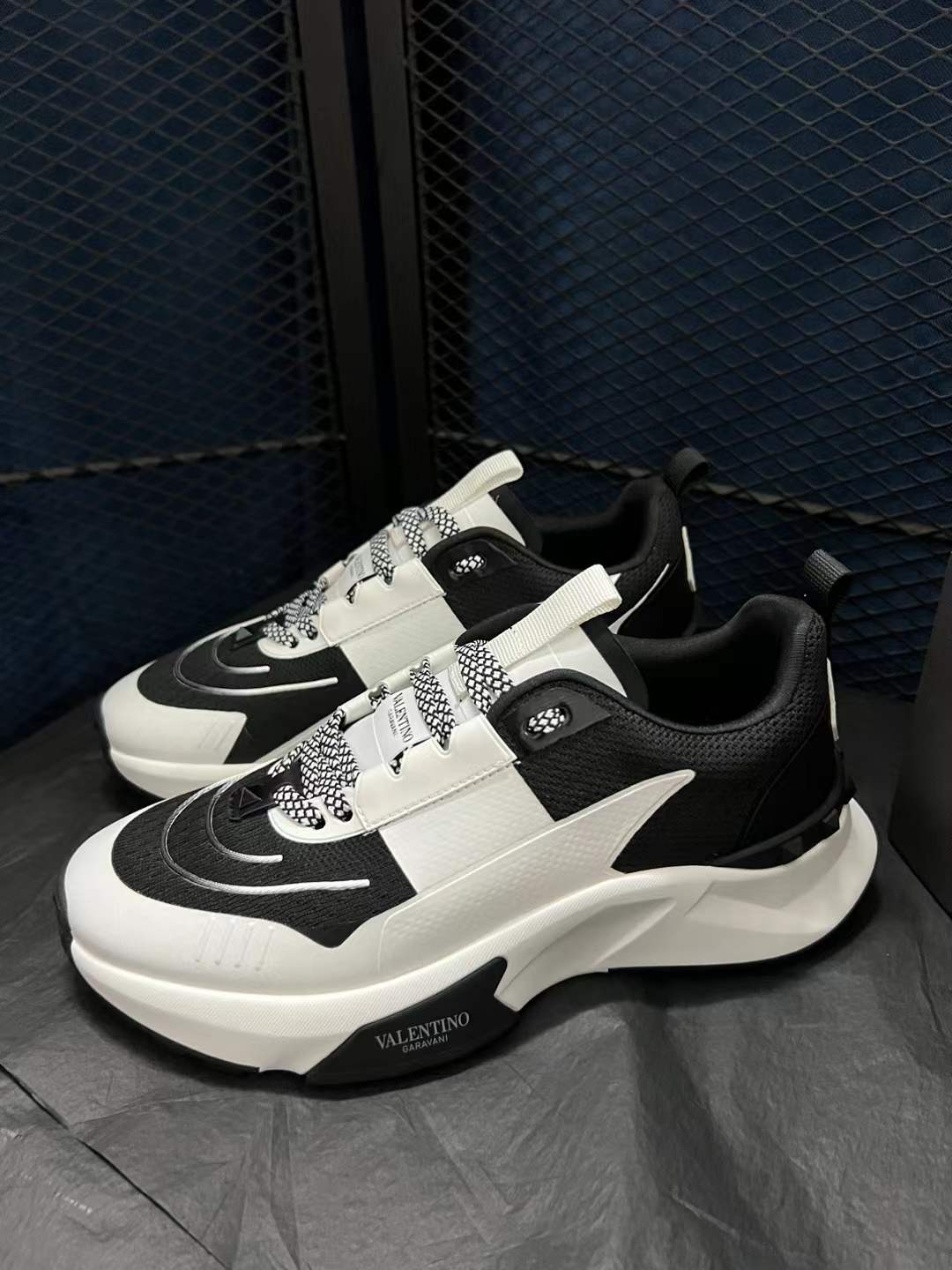 Valentino TRUE ACT GARAVANI