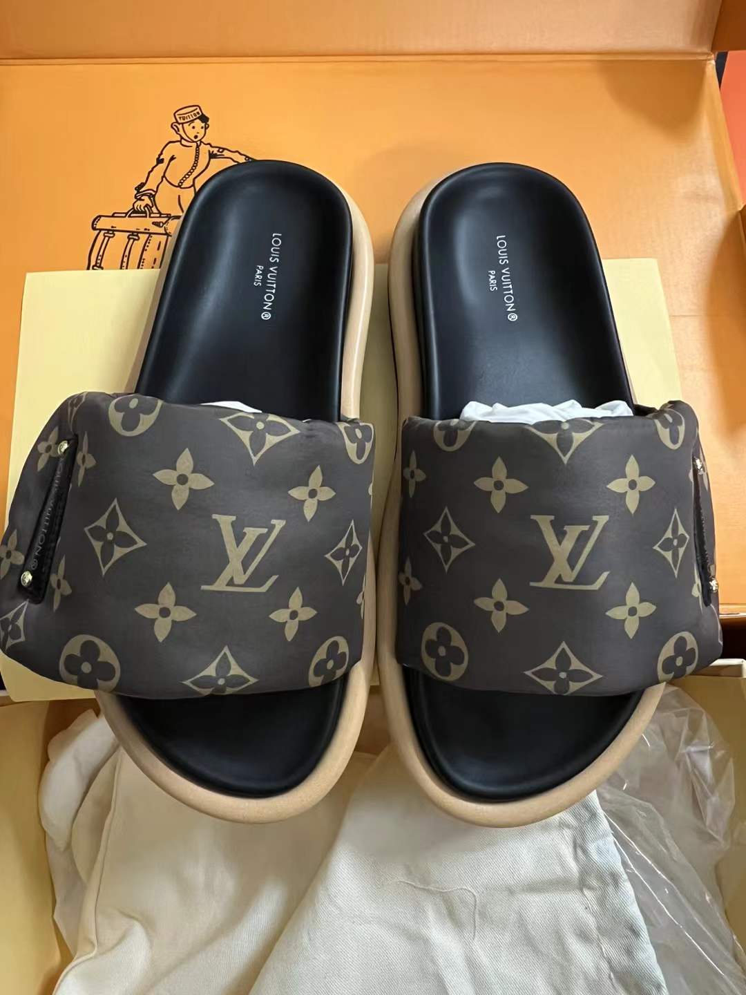 LV Pool Pillow Comfort